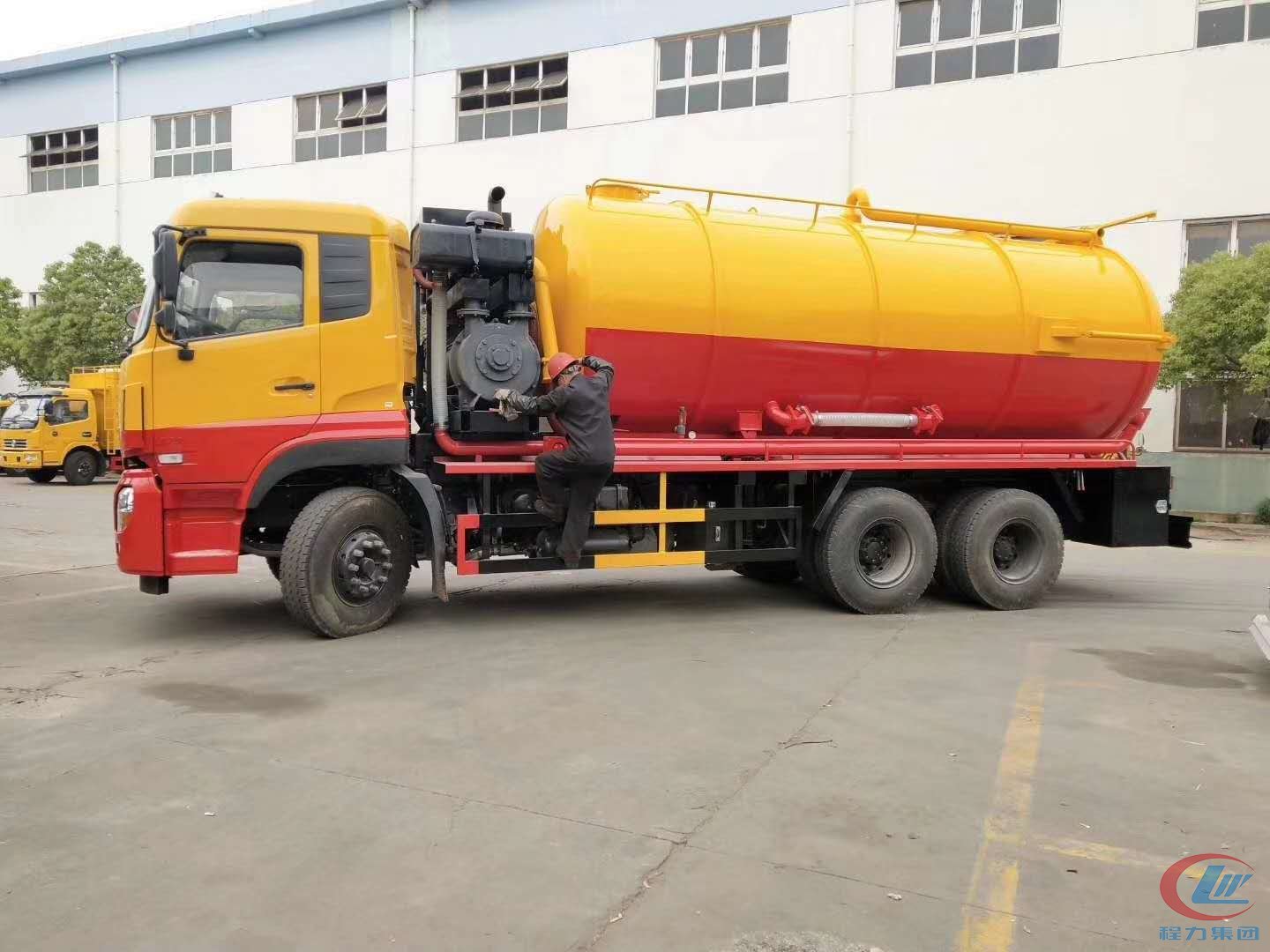 天龙后双桥清洗吸污车