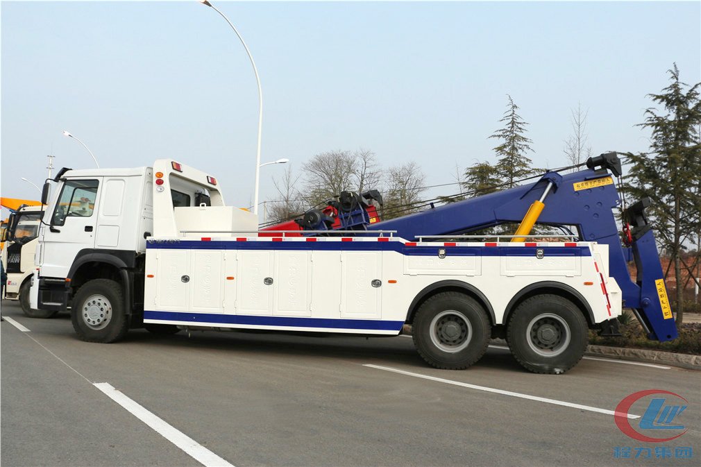 程力集团重汽后八轮一拖一清障车