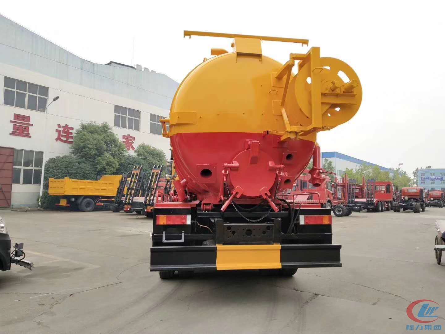 天龙后双桥清洗吸污车