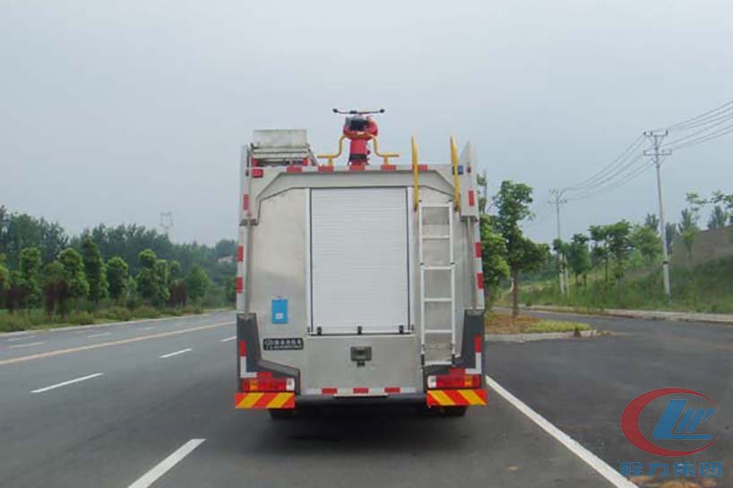 重汽豪沃双桥泡沫消防车